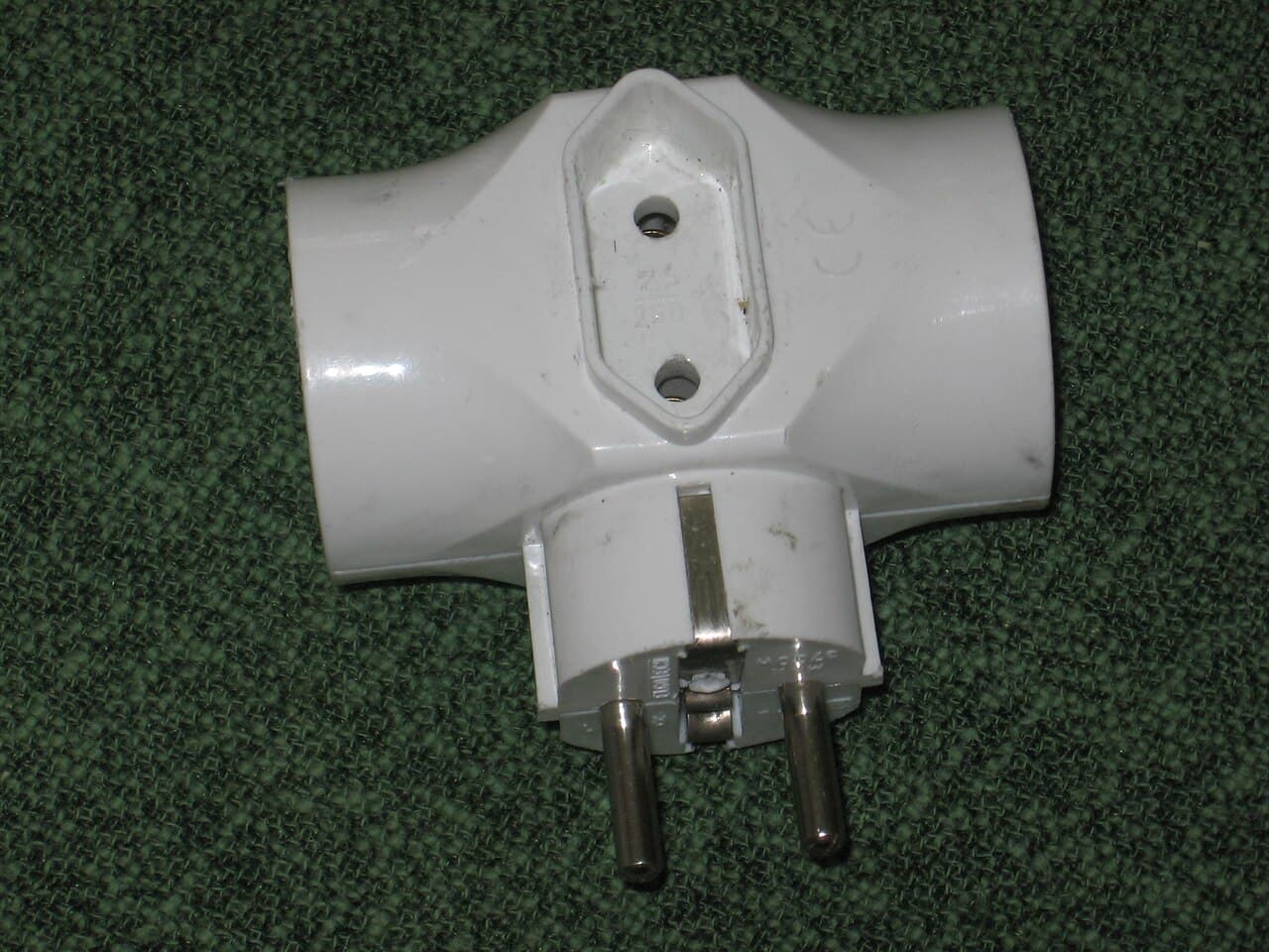 Travel power adapter: plugs and voltage by country