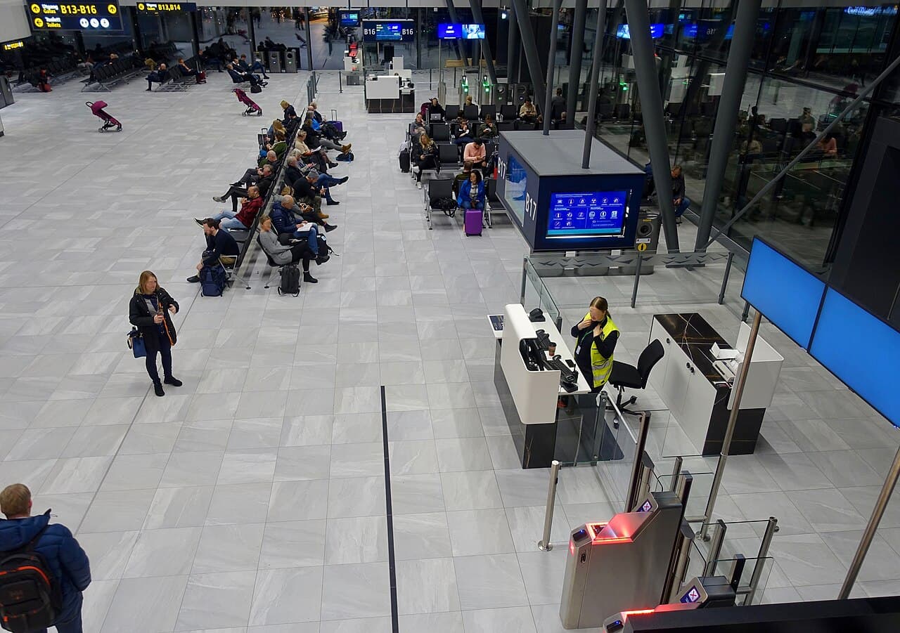 Unaccompanied Minors Flying Alone: Documents, Fees & Rules