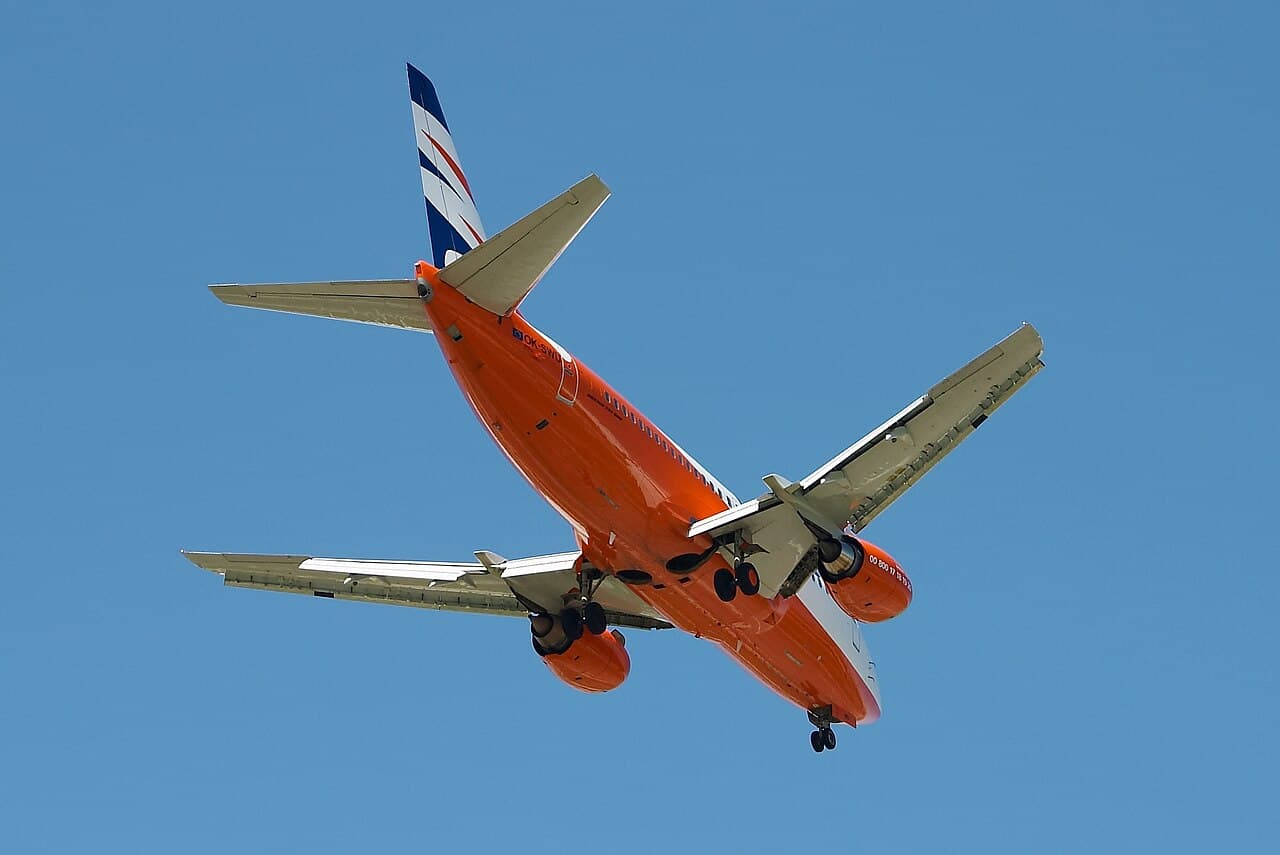 Airplane Landing Gear: What the Noises After Takeoff Mean