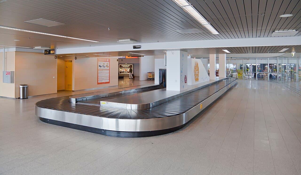 Airport Baggage Sorting: How Your Bag Reaches the Plane