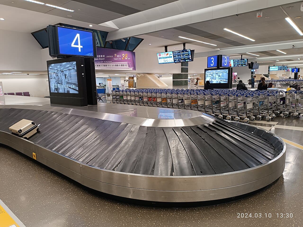Airport Luggage Trolleys: How to Use Them (2026 Guide)
