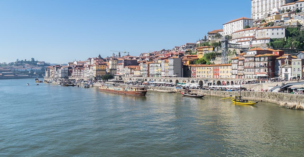 Porto Airport (OPO) to City Center: Metro, Bus and Taxi 2026